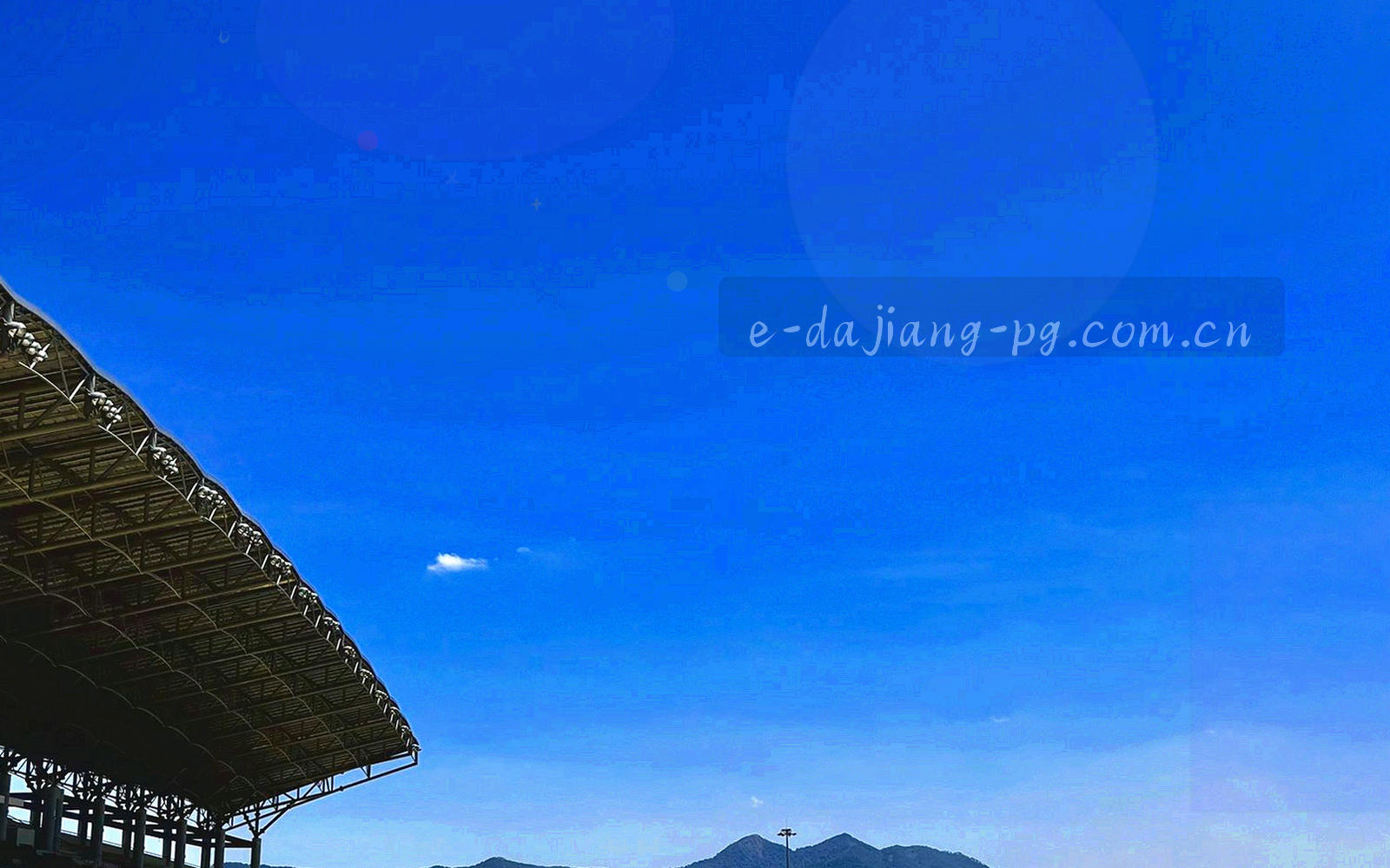 夜色体育场看台灯带与江潮抽象波纹交叠的赛事封面视觉